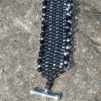 A 0002 - Bastelset Armband in Peyote-Technik aus Würfelperlen in Schwarz-Anthrazit