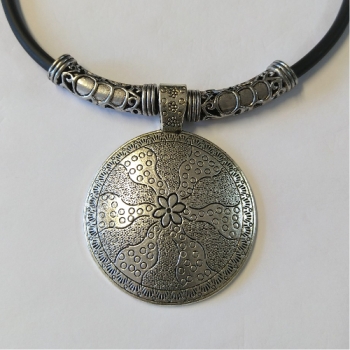 FKA 0011 - Kautschukkette mit Anhänger und Röhren