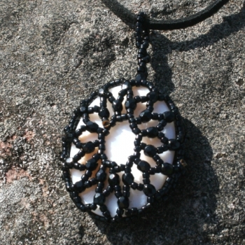 FT 0161 - Bastelset:"Amulett umperlte Perlmuttscheibe", Schwarz/Weiß