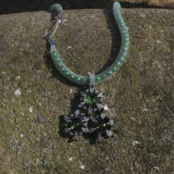 HB 0013 - Mit Tila-Beads umperlter Cabochon in Grün