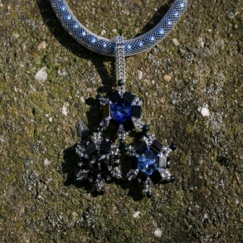 HB 0014 - Mit Tila-Beads umperlter Cabochon in Blau