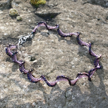 A_HB 0027 - Bastelset Herringbone-Spirale mit Würfeln in Lilatönen (Anleitung)