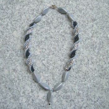 HH 0001 - Herringbone Helix in Grau und Schwarz