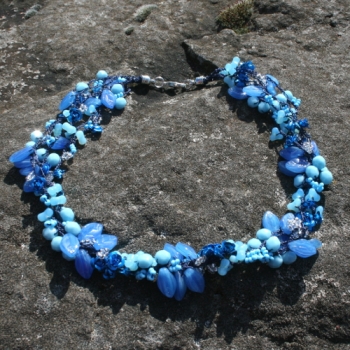 MS 0019 - Mehrstrangkette in Blau mit "Metallrosen und Blättern"