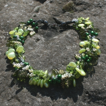 MS 0020 - Mehrstrangkette in Grün mit "Blüten und Blättern"