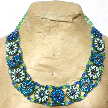 DB 0018 - Bastelset Collier mit runden Ornamenten aus Twin Beads in Blau und Grün