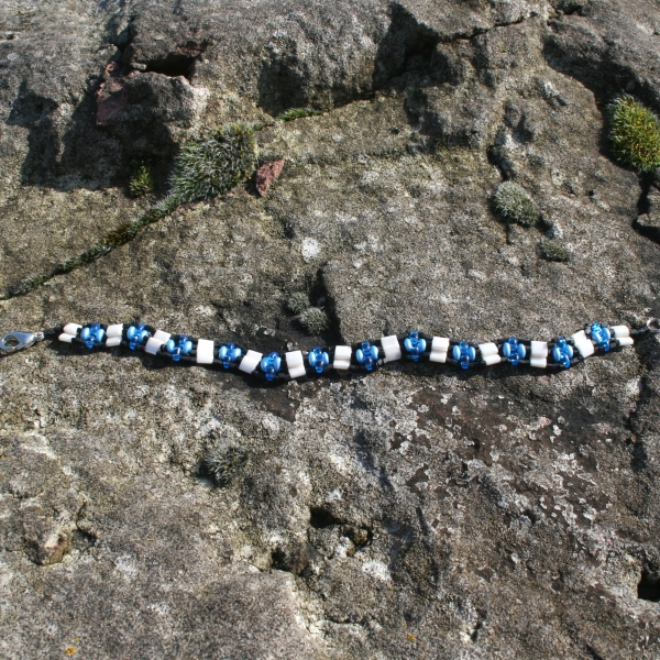 A_A 0001 - Bastelset Armband aus Twin und Tila-Beads in Blau-Creme (Anleitung)