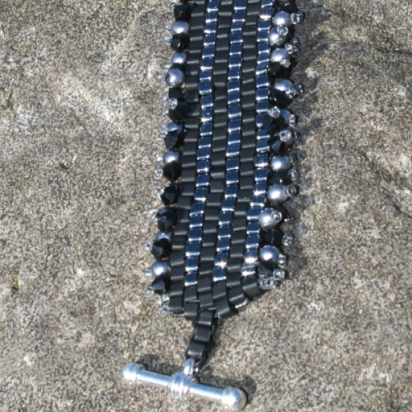 A 0002 - Bastelset Armband in Peyote-Technik aus Würfelperlen in Schwarz-Anthrazit