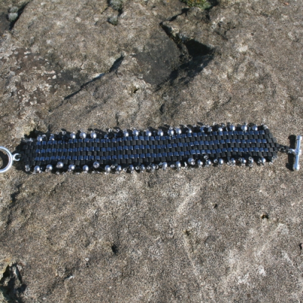 A 0002 - Bastelset Armband in Peyote-Technik aus Würfelperlen in Schwarz-Anthrazit