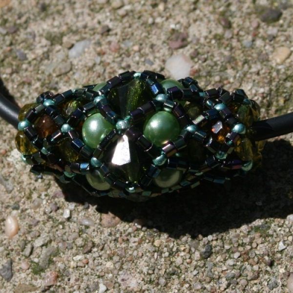 CR 0014 - Barockperle "Röhrchen" in Grüntönen