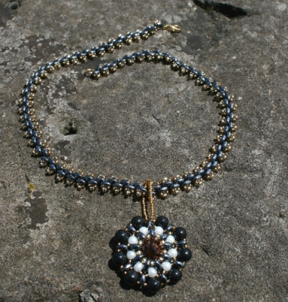 DB 0001 - Bastelset Anhänger und Kette aus Super Duo Beads in Gold-Hematit