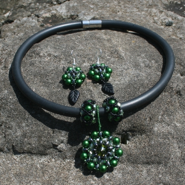 A_ DB 0002 - Bastelset Anhänger und Ohrringe aus Super Duo Beads in Grün (Anleitung)