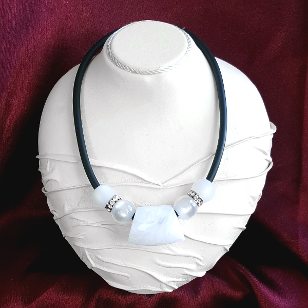 FK 0005 - Kautschukkette mit Polarisperlen und Taschenperle, weiß-transparent