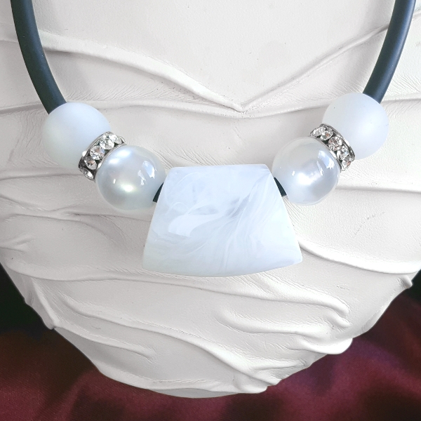 FK 0005 - Kautschukkette mit Polarisperlen und Taschenperle, weiß-transparent