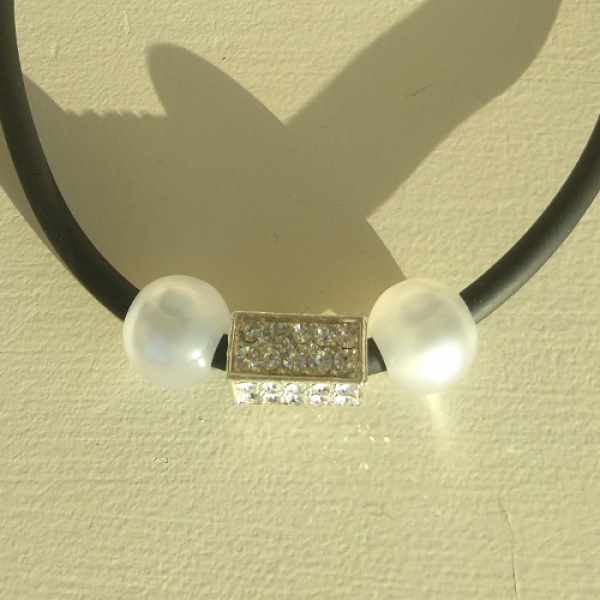 FKA 0003 - Kautschukkette mit Strass-Quader und Polarisperlen