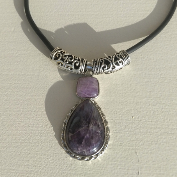 FKA 0004 - Kautschukkette mit einem Edelsteinanhänger und Metallröhren im tibet. Stil