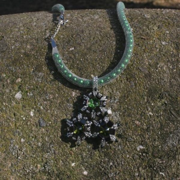 HB 0013 - Mit Tila-Beads umperlter Cabochon in Grün