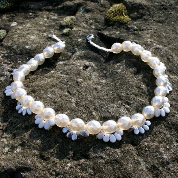 PB 0003 - Collier "Bogenwogen" in Creme, Weiß und Silber