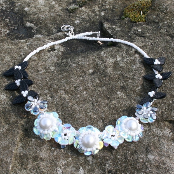 RP 0005 - Bastelset Kette mit Blüten aus Rose Petal Bead in Schwarz und Weiß