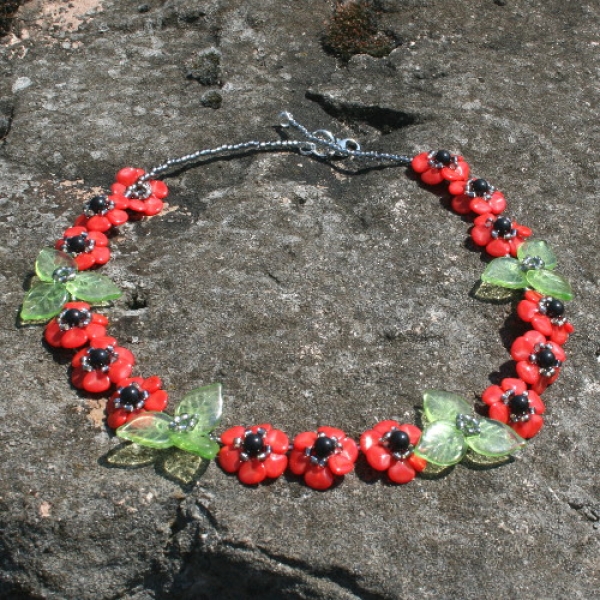 RP 0002 - Bastelset Klatschmohn-Kette aus Rose Petal Beads in Rot-Grün