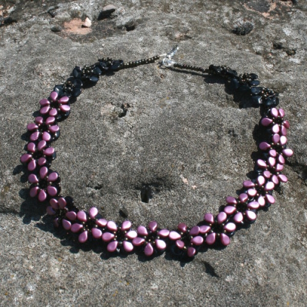 RP 0003 - Bastelset Blüten-Kette aus Rose Petal Beads in Orchidee-Schwarz