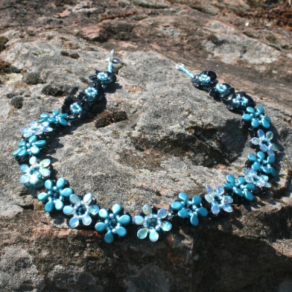 RP 0004 - Bastelset Blüten-Kette aus Rose Petal Beads in Petrol-Schwarz