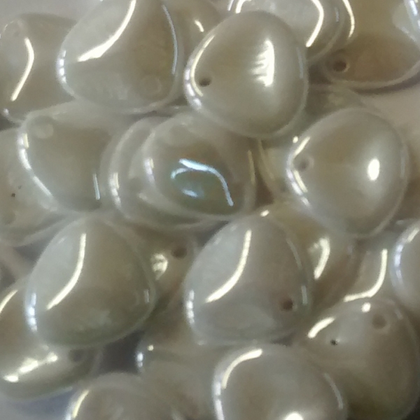 RPB-02020-21402 - Rose Petal Beads in Weiß shell