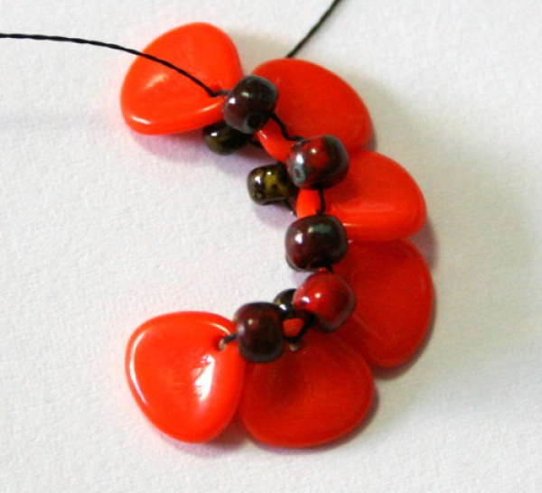 RPB-02020-21402 - Rose Petal Beads in Weiß shell