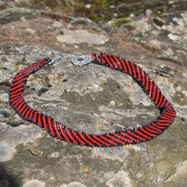 SQ 0001 - Bastelset Kette in diagonalem Square Stitch, schwarz-rot