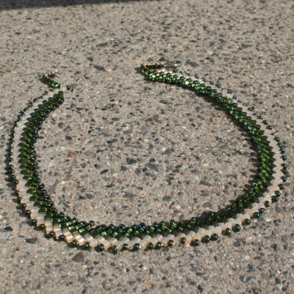 SQ 0004 - Kette Cubes "Oliv und Creme" in diagonalem Square Stitch