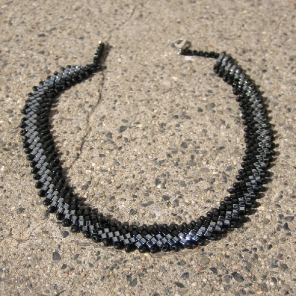 SQ 0007 - Kette Cubes "Blutstein und Schwarz" in diagonalem Square Stitch