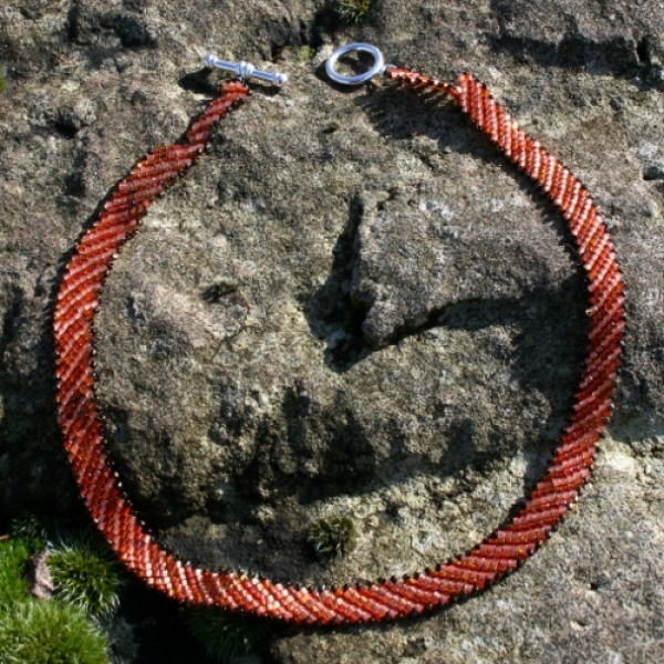 SQ 0002 - Bastelset Kette in diagonalem Square Stitch in Orangetönen.