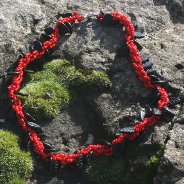 ST 0023 - Kette in Rot-Schwarz mit Glasblättern