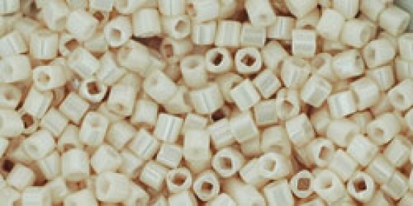 TC-01-123 - Toho Cubes, 1,5 mm, 15/0, Opaque-Lustered Lt Beige